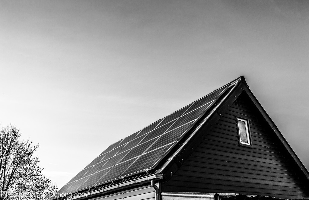 屋顶上的绿色革命 太阳能发电技术助力替代能源转型与生态环保